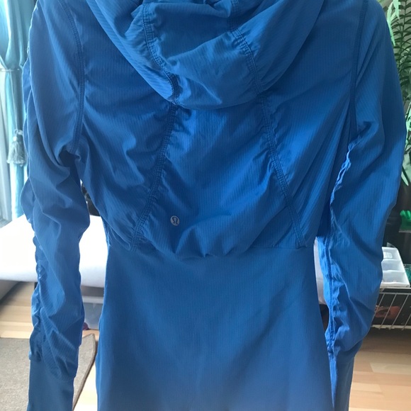 Lululemon workout hoodie size 4us - Picture 2 of 7